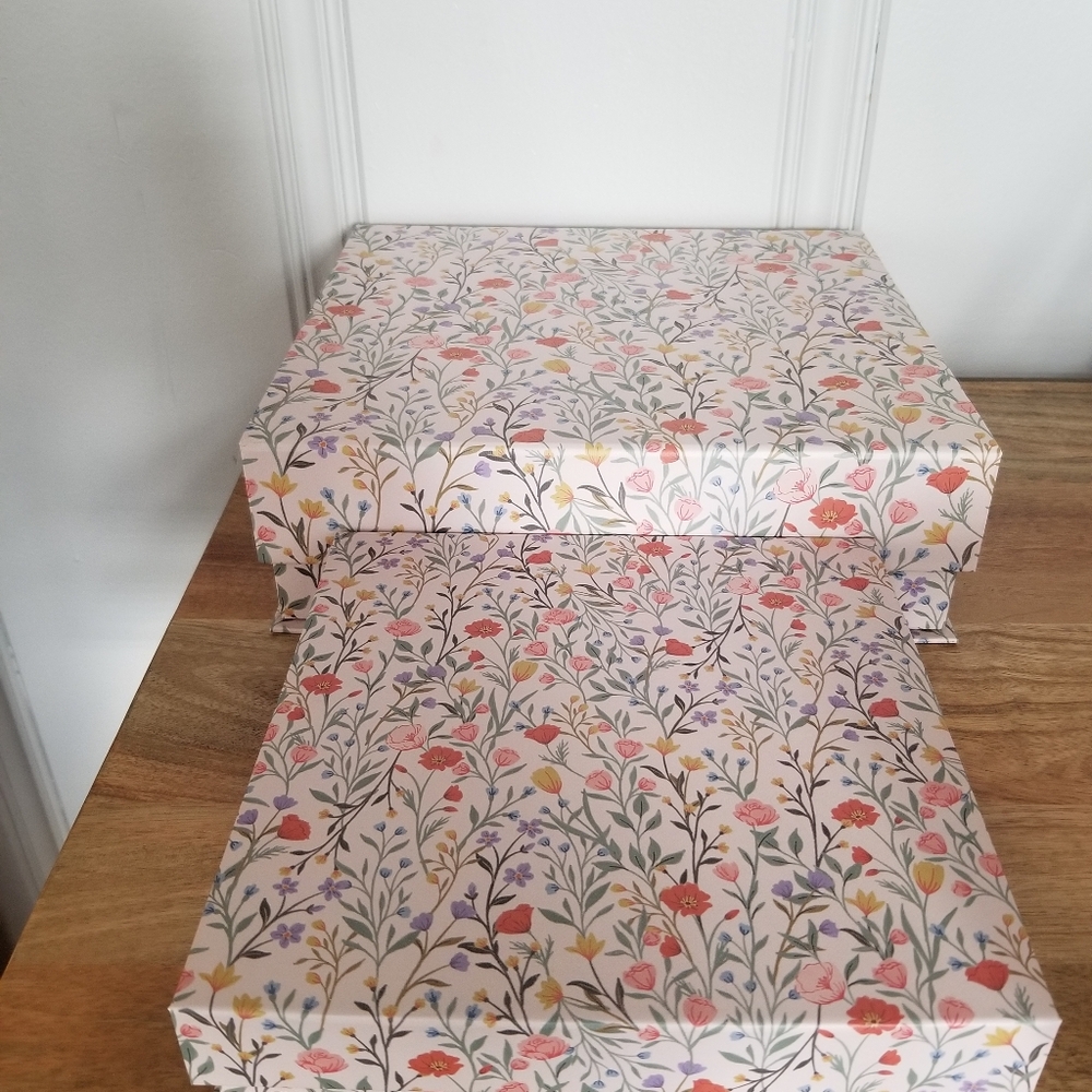 New 2 pc stationary boxes. Floral pattern. Magnetic closure.